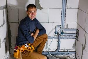 Klempner macht Verdrahtung von Kanal Rohre foto