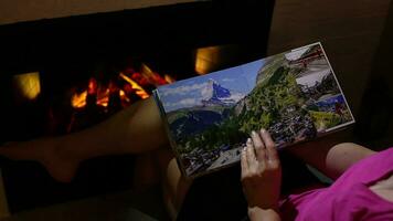 schließen oben jung Frau suchen beim Fotobuch im Zimmer foto