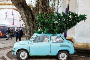 Kiew, Ukraine - - Januar 26, 2020 Winter Land vdnh Ausstellung dekoriert zum Neu Jahr und Weihnachten Feiertage, alt Auto mit ein Baum foto