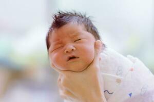 das Baby Junge war gerade geboren mit Baby Stoff eingewickelt um das ganze Körper foto