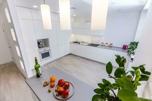 zeitgenössisch modern Sahne farbig Luxus Küche mit tailliert Haushaltsgeräte und Frühstück Bar foto