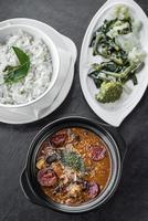 Chicken Feijoada mit Chorizo portugiesisch rustikal würzig traditioneller Bohneneintopf foto