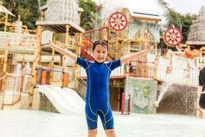 das Kinder spielen im Wasser Sehenswürdigkeiten im Siam Wasserpark im Teneriffa, Spanien. das Siam ist das größten Wasser Thema Park im Europa. foto