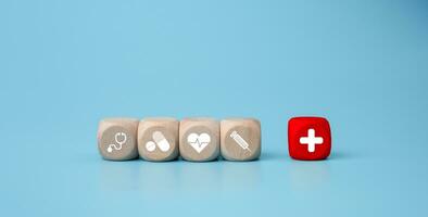 hölzern Blöcke mit medizinisch Symbol Symbole auf Blau Hintergrund Darstellen Gesundheit Konzept mit Behandlung und Medizin. foto