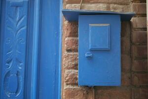 Blau Farbe Briefkasten Briefkasten Brief auf Mauer foto