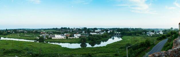 Abend Panorama von ein klein Dorf mit ein Fluss foto