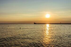 Sonnenuntergang Betrachtung im das Wasser von baltisch Meer foto