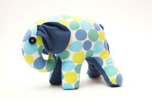 Spielzeug Elefant mit Grün, Blau, Gelb und aqua Flecken foto
