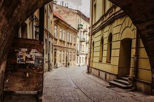 eng Straße von ein alt europäisch Stadt foto