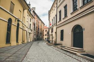 eng Straße von ein alt europäisch Stadt foto