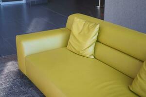 modern Sofa mit Kissen im Leben Zimmer beim Zuhause foto
