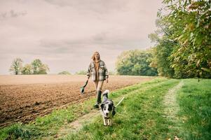 Bauernhof Landschaft, jung Frau Gehen mit australisch Schäfer Hund foto