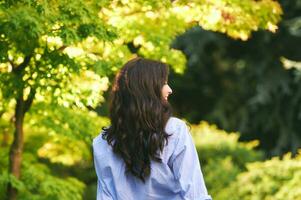 draussen Porträt von glücklich jung Frau genießen Umgebung im Grün Park foto