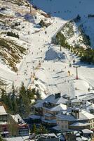 Antenne Sicht, Ski Aufzüge und Pisten von Ski Resort mit Menschenmassen von Menschen Skifahren, Sierra Nevada, Granada, Spanien, saisonal Konzept foto