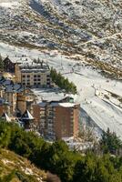 Antenne Aussicht von Ski Resort Hotels und Pisten mit Skifahrer, Sierra Nevada, Granada, Spanien foto