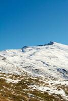 schneebedeckter Berg. Veleta-Gipfel in der Sierra Nevada. foto