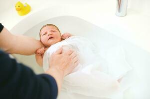 das zuerst Zeit Bad zum Neugeborene Baby im Krankenhaus foto