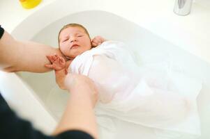 das zuerst Zeit Bad zum Neugeborene Baby im Krankenhaus foto