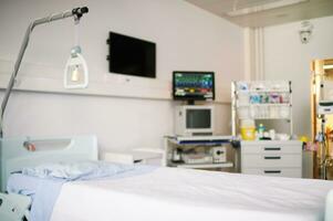 verschwommen Krankenhaus Hintergrund mit medizinisch Bett foto