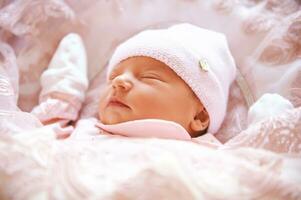 schließen oben Porträt von bezaubernd Schlafen Neugeborene Baby Mädchen foto