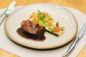 sautiert Rindfleisch Filet mit rot Wein Soße serviert mit saisonal Gemüse foto