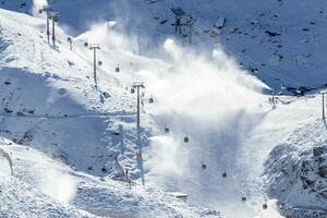 Ski Resort künstlich Schnee Pisten mit Schnee Kanonen foto
