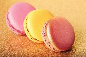 zärtlich Französisch Kekse Macaron auf golden Hintergrund foto