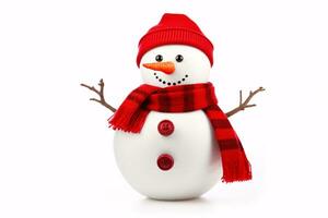 ein isoliert Weiß Hintergrund Vitrinen ein Schneemann geschmückt mit ein rot Schal und Santa-Stil Deckel. foto