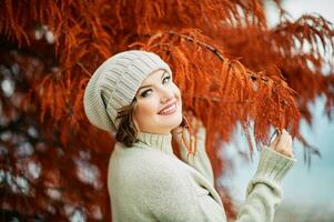 Herbst Porträt von ziemlich jung Frau mit golden kahl Zypresse Baum foto