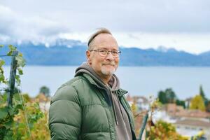 draussen Porträt von Mitte Alter 55 - - 60 Jahr alt Mann genießen nett Herbst Tag im Weinberge, gesund und aktiv Lebensstil foto