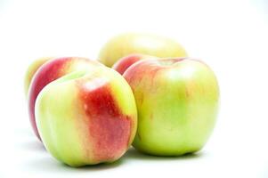 fünf frisch Äpfel auf ein Weiß Hintergrund foto