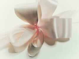 ein Rosa Band isoliert auf ein Weiß Hintergrund. Rosa lockig Schleife. leeren Raum zum Design. romantisch Hintergrund Bild foto