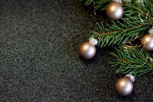 Weihnachten oder Neujahr Dekoration Hintergrund Pelzbaum Zweige, bunte Glaskugeln auf schwarzem Grunge Hintergrund mit Kopie Raum