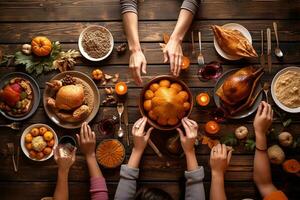 ai generiert das Erntedankfest Abendessen mit viele Menschen Sitzung um ein Tabelle foto