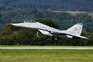 Militär- Kämpfer Jet Flugzeug beim Luft Base. Luft Macht Flug Betrieb. Luftfahrt und Flugzeug. Luft Verteidigung. Militär- Industrie. fliegen und fliegend. foto