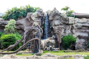 ein klein dekorativ Wasserfall im das Garten. Landschaft Design foto