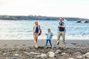 glücklich Familie mit Kind Tochter Mädchen durch das Meer, Frühling foto