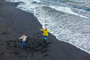 Familie Urlaub auf Teneriffa, Spanien, Europa. Mutter und Tochter draußen auf Ozean. Porträt Reise Touristen - - Mama mit Kind. positiv Mensch Emotionen, aktiv Lebensstile. glücklich jung Familie auf Meer Strand foto