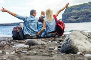 glücklich Familie mit Kind Tochter Mädchen durch das Meer, Frühling foto