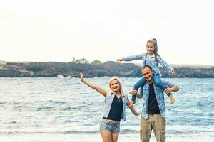 glücklich Familie mit Kind Tochter Mädchen durch das Meer, Frühling foto