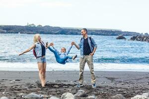 glücklich Familie mit Kind Tochter Mädchen durch das Meer, Frühling foto