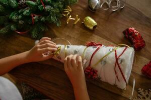 Junge macht Handwerk. Kind macht Dekorationen zum Weihnachten Baum, macht Weihnachten Baum sich selbst, selbstgemacht. Foto. handgefertigt. Aussicht von über foto