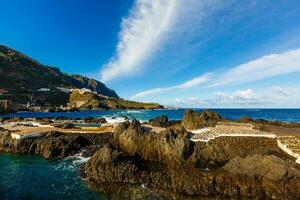 Antenne Aussicht von Garachico Dorf auf das Küste von atlantisch Ozean im Tenerife Insel von Spanien foto