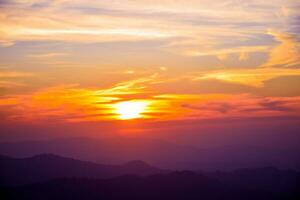 Sonnenuntergang auf oben von das Berg foto