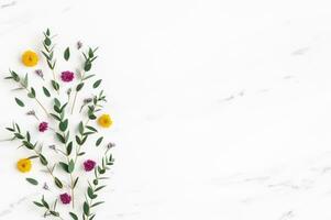 Weihnachten Komposition. Tanne Baum Geäst, rot Dekorationen auf grau Hintergrund, Blumen Komposition. Weiß und lila Blumen auf Marmor Hintergrund, Eukalyptus Blätter, Winter, oben Sicht. Weihnachten Geschenk. foto