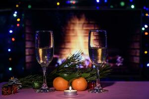 zwei Brille von Champagner auf das Tisch. Weihnachten Neu Jahr Beleuchtung und Dekorationen foto
