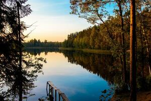 Sonnenuntergang Über ein Wald See. See im das Wald. foto