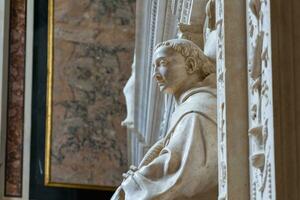 L'Aquila, Italien-August 11, 2021-Ansicht von das dekoriert Innenräume von das Basilika von san bernardino während ein sonnig Tag foto