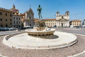 L'Aquila, Italien-August 11, 2021-Ansicht von das alt Brunnen im das Kathedrale Platz im l'aquila während ein sonnig Tag foto