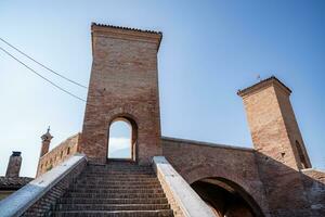 comacchio ,italien-juni 2, 2023-Menschen Bummel im comacchio im Vorderseite aus das berühmt drei Brücken während ein sonnig Tag foto